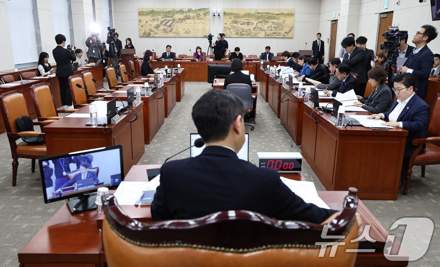 김영호 국회 교육위원장이 9일 오후 서울 여의도 국회에서 교육부 장·차관과 여당 의원들이 불참한 가운데 열린 전체회의에서 의사봉을 두드리고 있다. 2024.12.9/뉴스1 ⓒ News1 구윤성 기자