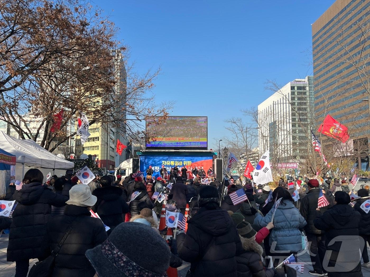 9일 오후 서울 종로구 광화문역 동화면세점 앞에서 보수단체 집회인 &#39;주사파 척결 자유대한민국 수호 국민대회&#39;가 열렸다.ⓒ 뉴스1 김종훈 기자