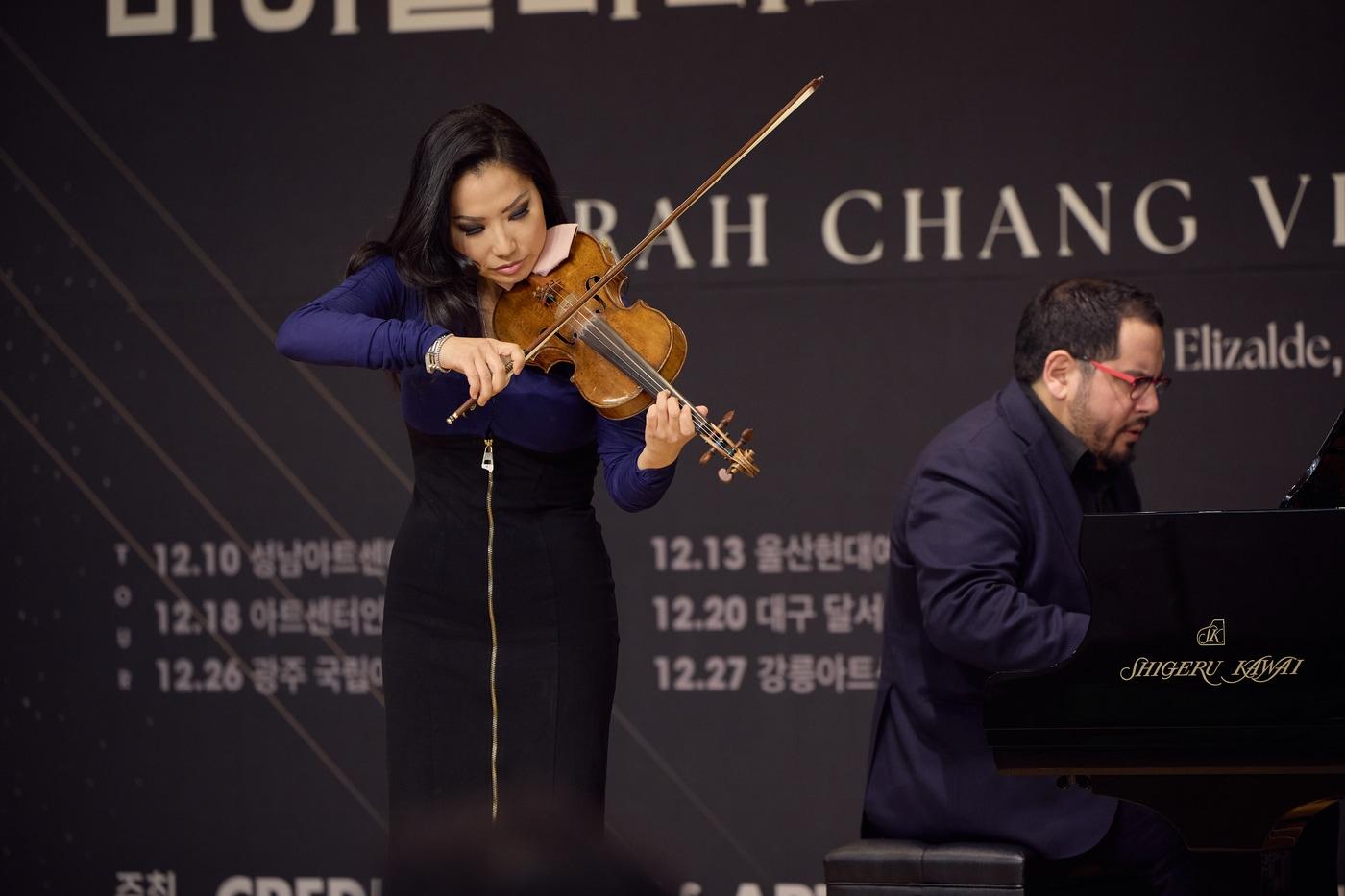 9일 열린 사라 장 투어 공연 기자간담회에서 사라 장이 언론 인터뷰 전 &#39;브람스 F.A.E 소나타 중 스케르초 c단조&#39;를 연주하고 있다.&#40;크레디아 제공&#41;