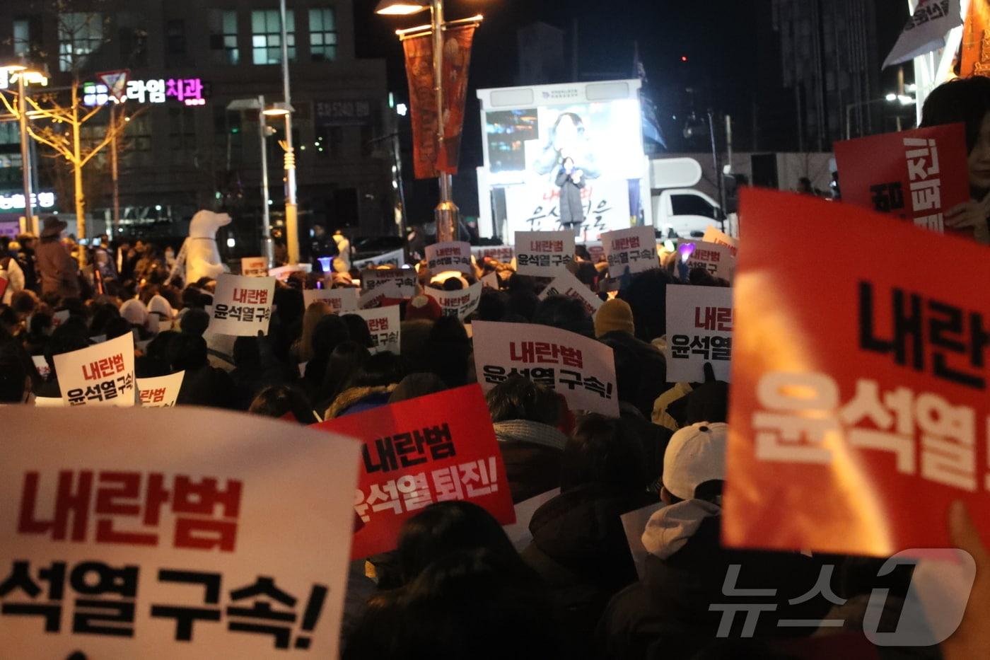 9일 오후 6시 울산 롯데백화점 앞 윤석열 퇴진 집회에 경찰·주최측 추산 700여명의 시민이 참여했다.2024.12.9./뉴스1 김세은 기자