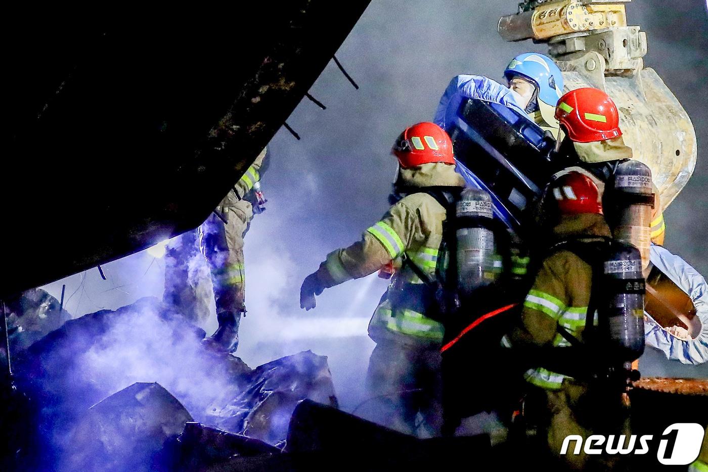 소방대원들이 화재 현장에 진입하고 있다. ⓒ News1 공정식 기자