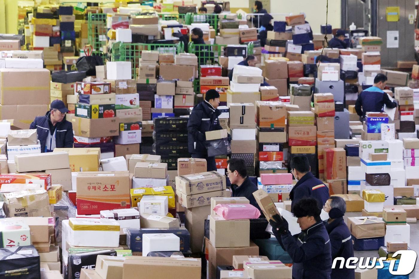 설 명절 연휴를 일주일 여 앞둔 1일 오전 서울 광진구 동서울우편물류센터에서 집배원들이 택배 분류 작업을 하고 있다. 2024.2.1/뉴스1 ⓒ News1 민경석 기자