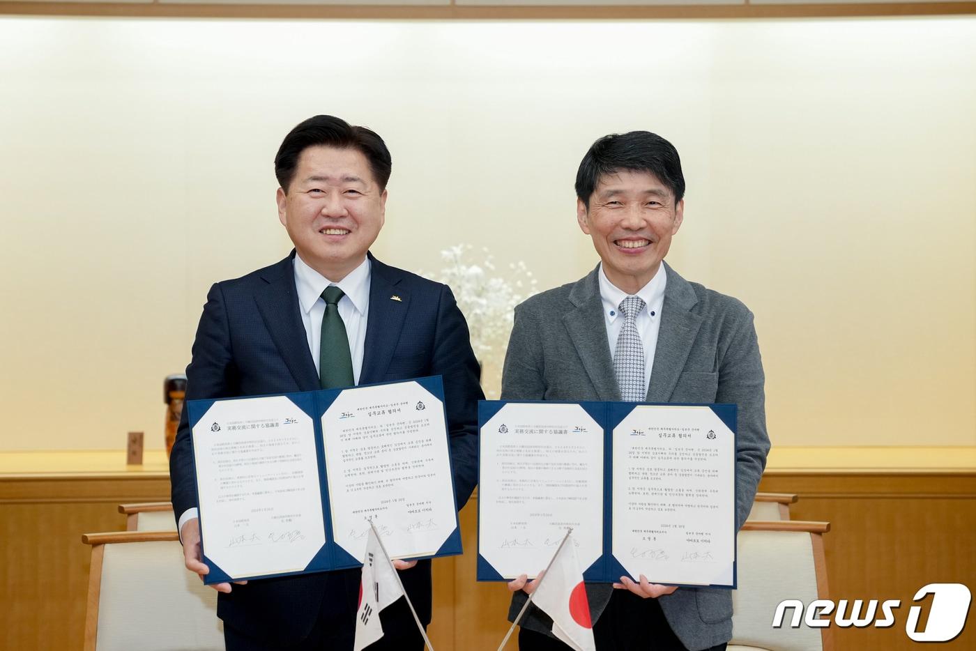 오영훈 제주도지사와  야마모토 이치타 군마현지사가 지난달 26일 일본 군마현청에서 실무교류협약을 한 뒤 기념촬영을 하고 있다&#40;제주도 제공&#41;/뉴스1