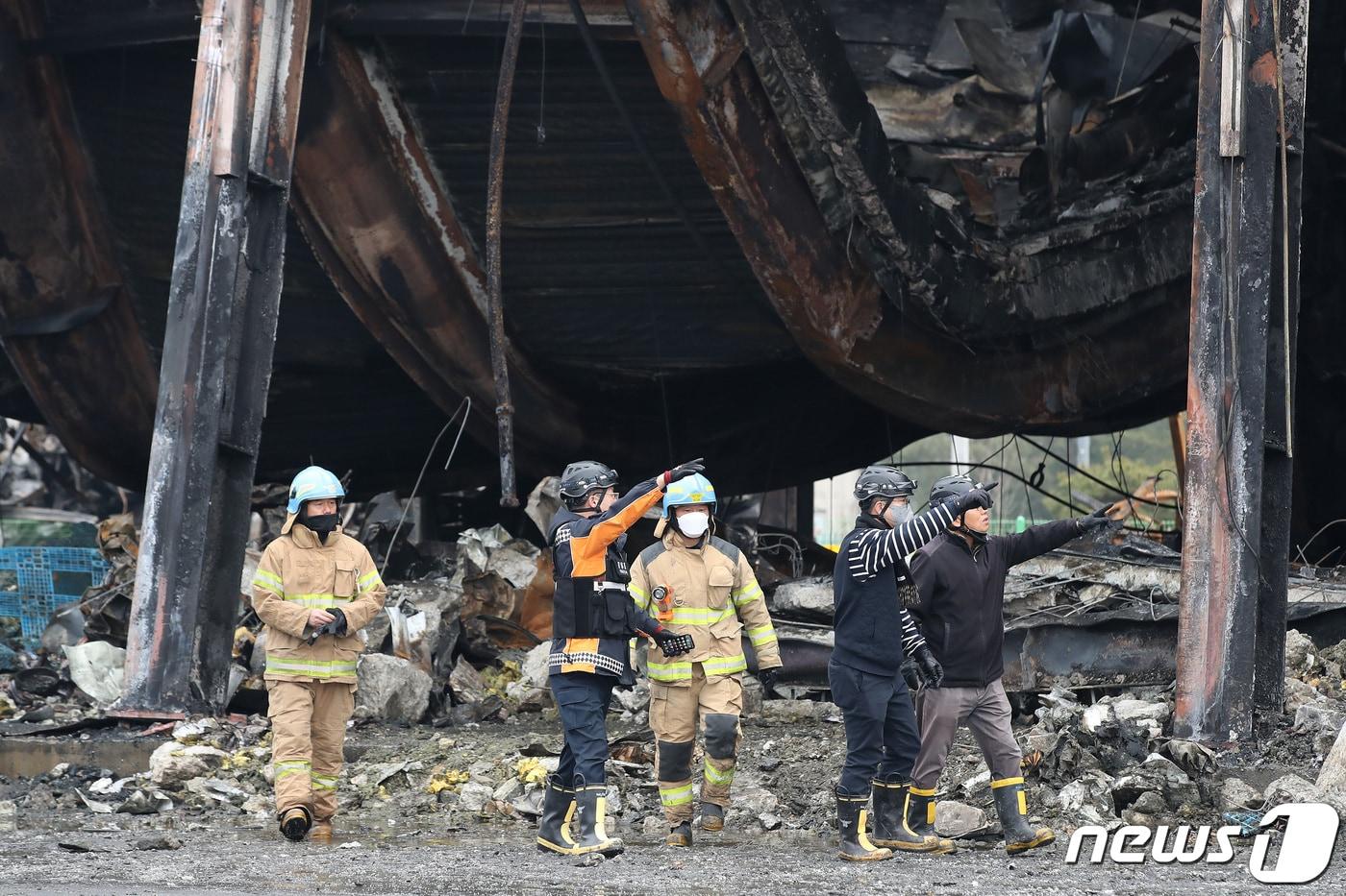 지난 1일 경북 문경시 신기동 육가공업체 공장 화재 현장에서 건축구조기술사와 소방 관계자가 건물 추가 붕괴 가능성 등에 대해 조사를 벌이고 있다. 2024.2.1/뉴스1 ⓒ News1 공정식 기자