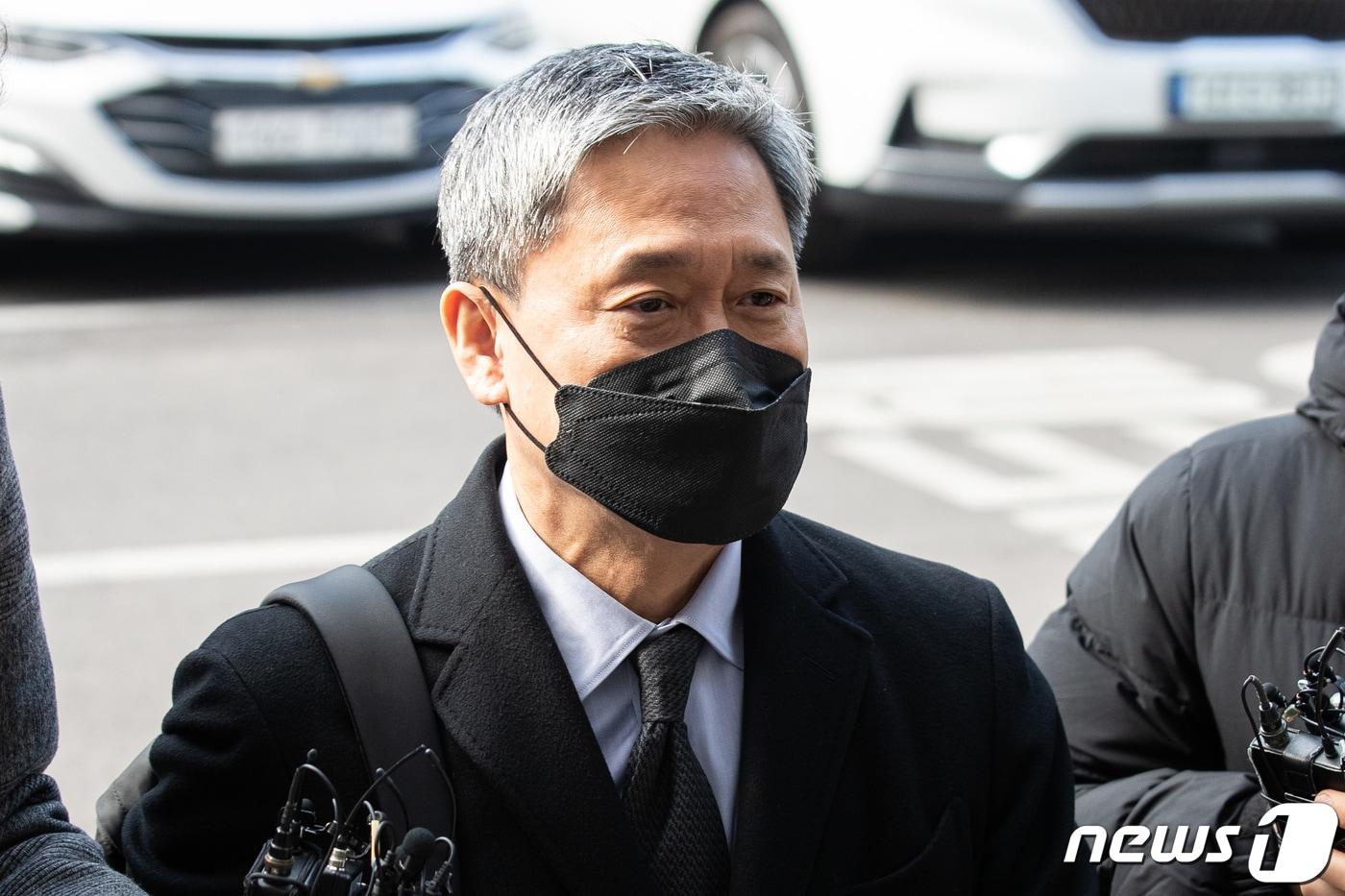 &#39;드라마 제작사 고가 인수 의혹&#39;을 받는 김성수 카카오엔터테인먼트 대표가 1일 서울 양천구 남부지방법원에서 열린 구속 전 피의자 심문&#40;영장실질심사&#41;에 출석하고 있다. 2024.2.1/뉴스1 ⓒ News1 유승관 기자