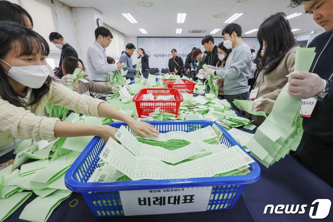 지난 1일 오후 제22대 국회의원선거 모의개표 실습&#39;에서 선관위 관계자들이 비례대표 투표용지 수검표 실습을 하고 있다. 2024.2.1/뉴스1 ⓒ News1 