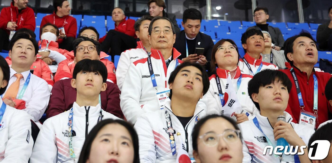 한덕수 국무총리&#40;가운데&#41;를 비롯해 진종오 강원 2024 공동조직위원장, 김재열 국제빙상경기연맹&#40;ISU&#41; 회장, 장미란 문화체육관광부 제2차관, 김진태 강원도지사가 1일 오후 강원 강릉 올림픽파크 강릉아이스아레나에서 열린 2024 강원동계청소년올림픽 피겨 스케이팅 단체전 경기를 관람하고 있다. 2024.2.1/뉴스1 ⓒ News1 김진환 기자