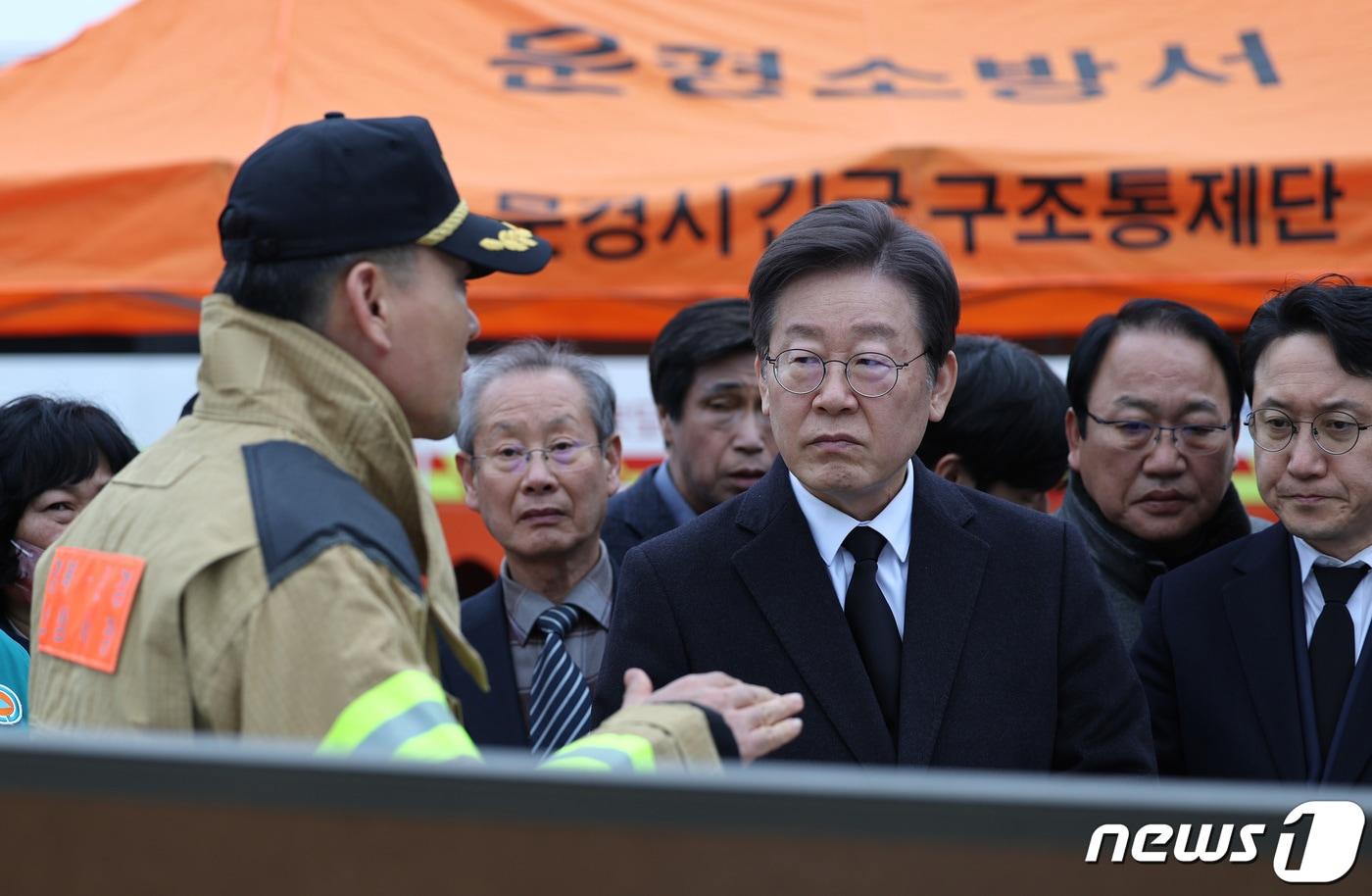 이재명 더불어민주당 대표가 1일 오후 경북 문경 육가공공장 화재 현장을 방문해 브리핑을 받고 있다. &#40;공동취재&#41; 2024.2.1/뉴스1 ⓒ News1 공정식 기자