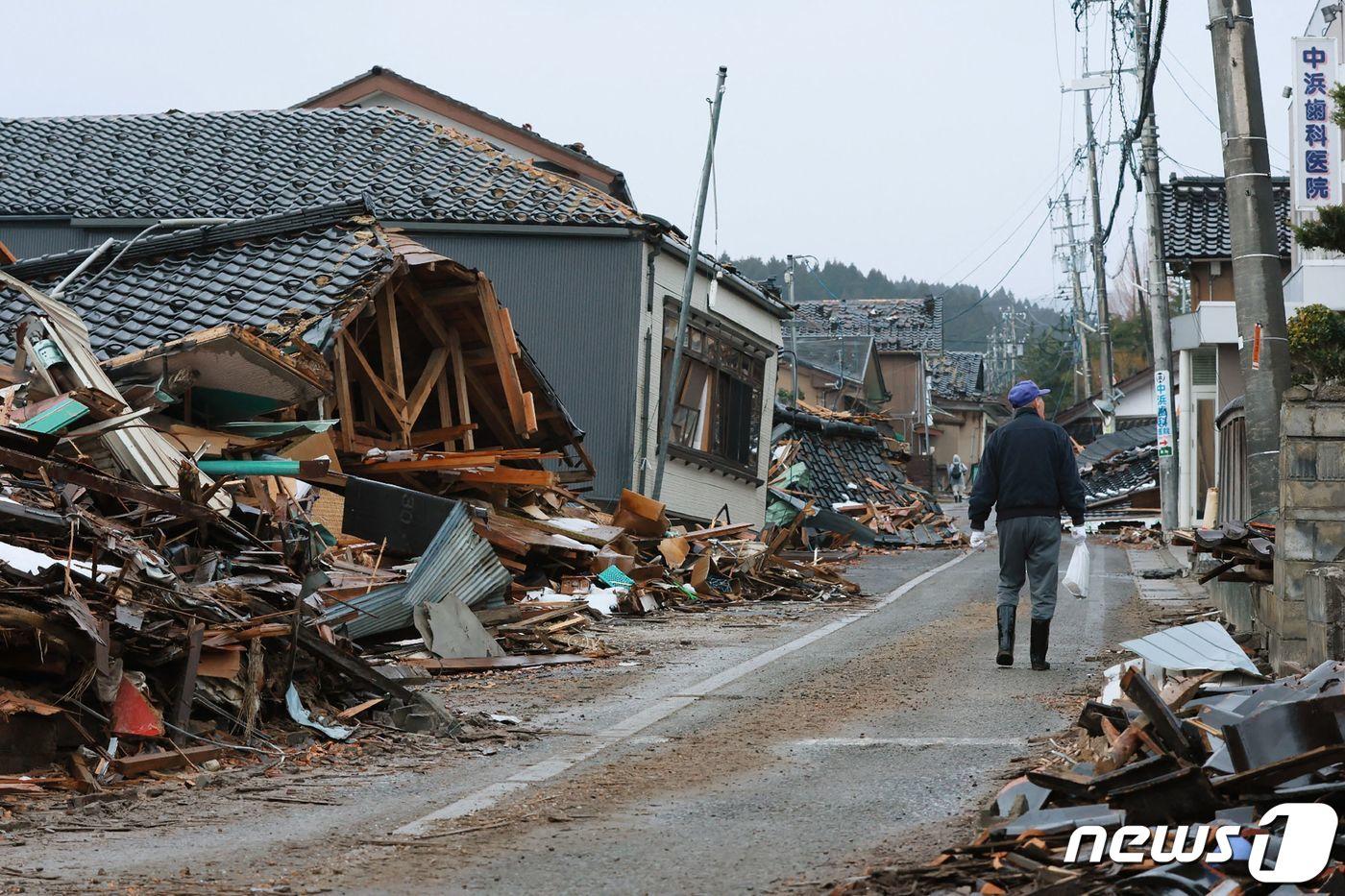 일본 이시카와현 스즈 지역의 한 마을 주택이 1일 산산조각 나 무너져 있는 모습. 2024.02.01 ⓒ AFP=뉴스1 ⓒ News1 정지윤 기자