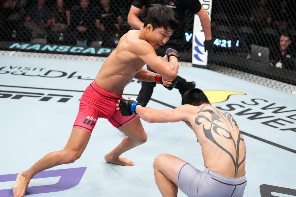  이정영&#40;왼쪽&#41;의 경기 장면. &#40;UFC 제공&#41;