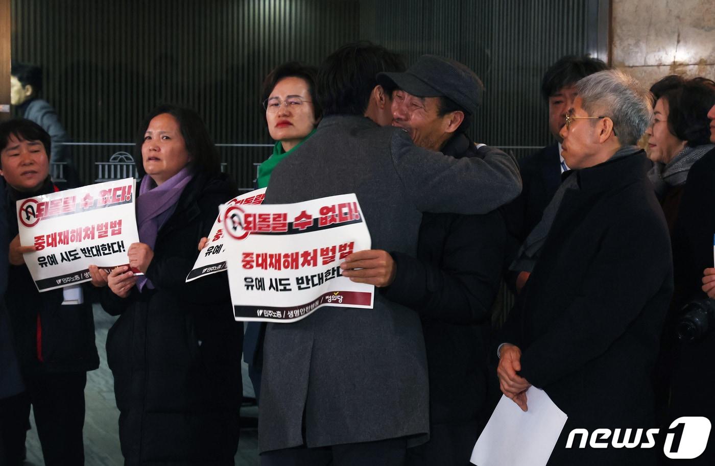 이탄희 더불어민주당 의원이 1일 서울 여의도 국회에서 비공개로 열린 더불어민주당 의원총회 회의장 앞에서 &#39;중대재해처벌법 개악 협상 중단 촉구&#39; 피켓팅을 정의당과 한국노총, 민주노총 회원들을 격려하고 있다. 2024.2.1/뉴스1 ⓒ News1 송원영 기자