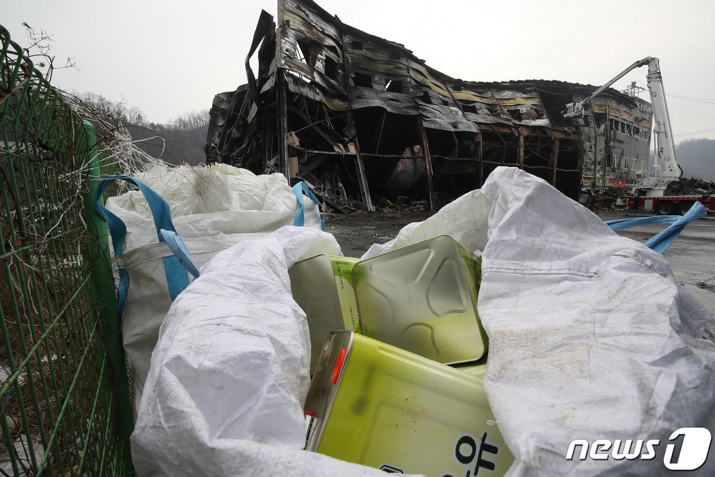 1일 오전 경북 문경시 신기동 육가공 공장 화재 현장 한 쪽에 식용유 용기가 수북이 쌓여 있다.  2024.2.1/뉴스1 ⓒ News1 공정식 기자