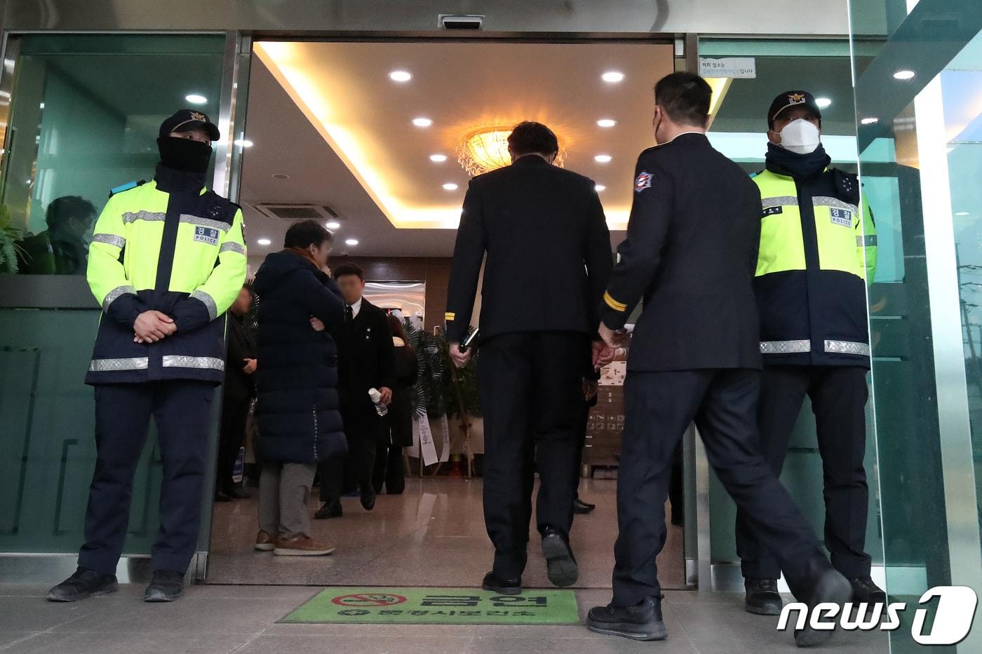 1일 오후 경북 문경 육가공공장 화재 현장에서 순직한 소방대원 2명의 빈소가 마련된 문경 시내 한 장례식장에 동료 소방관들의 발길이 이어지고 있다. 2024.2.1/뉴스1 ⓒ News1 공정식 기자