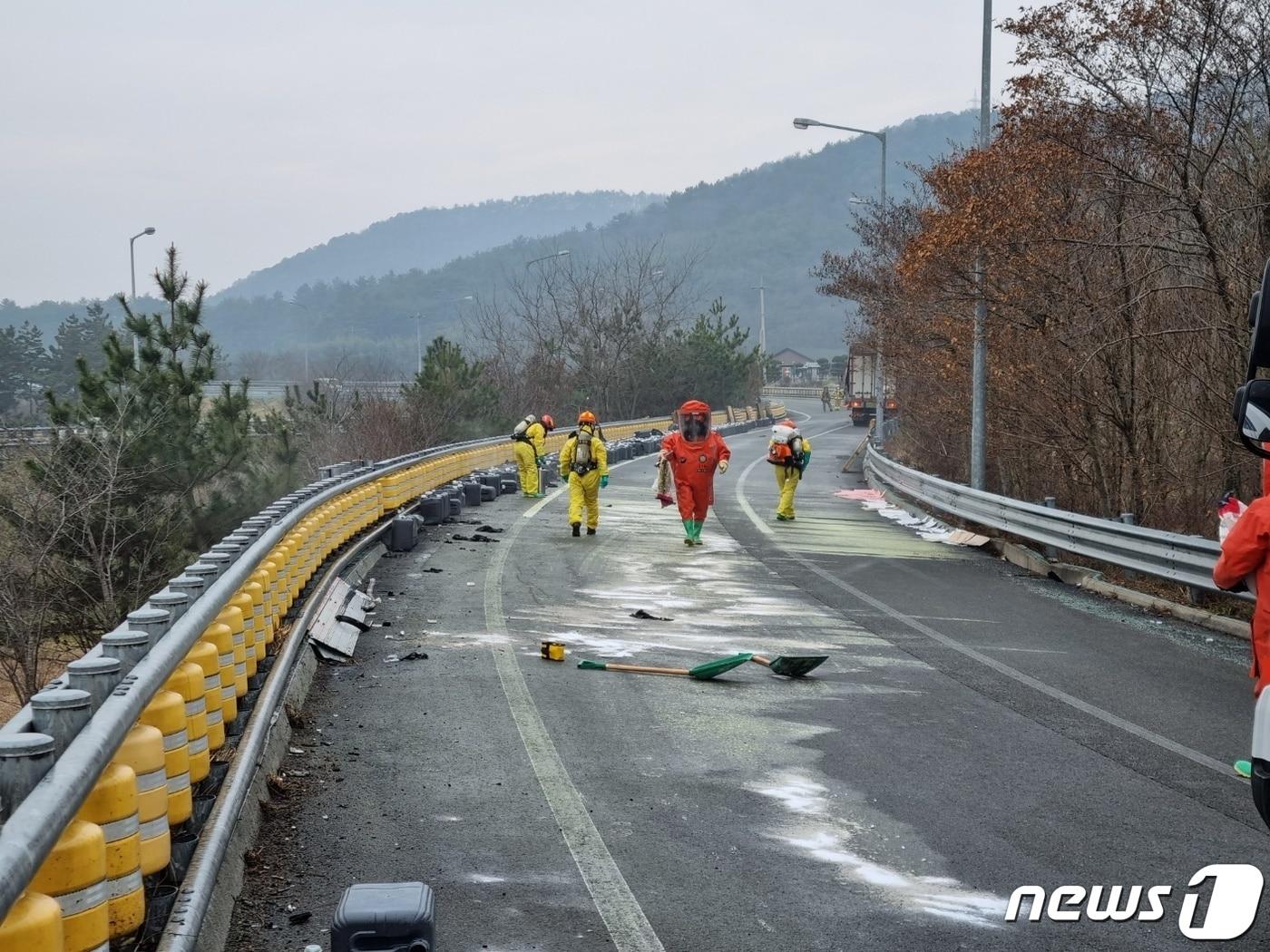 1일 오후 3시10분쯤 전남 무안군 서해안고속도로 죽림JC 인근에서 8톤 화물차가 전도돼 관계 당국이 정화작업을 하고 있다.&#40;전남도청 제공&#41;2024.2.1/뉴스1