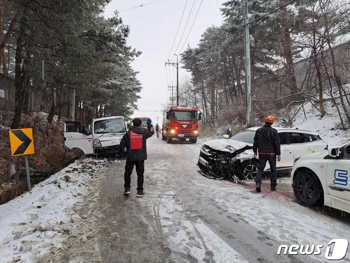 강원 강릉 구정면 학산리 교통사고 현장.&#40;강원도소방본부 제공&#41;