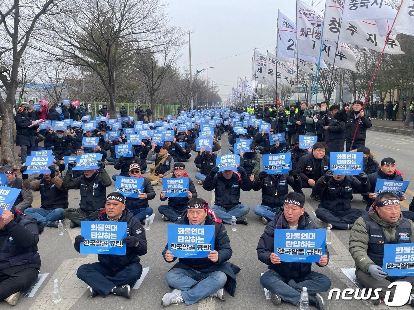 민주노총 화물연대가 1일 충남 아산시 인주면 ENF테크놀로지 아산공장 앞에서 노조원 복직 등을 요구하며 밤샘 농성 중이다.&#40;독자제공&#41;