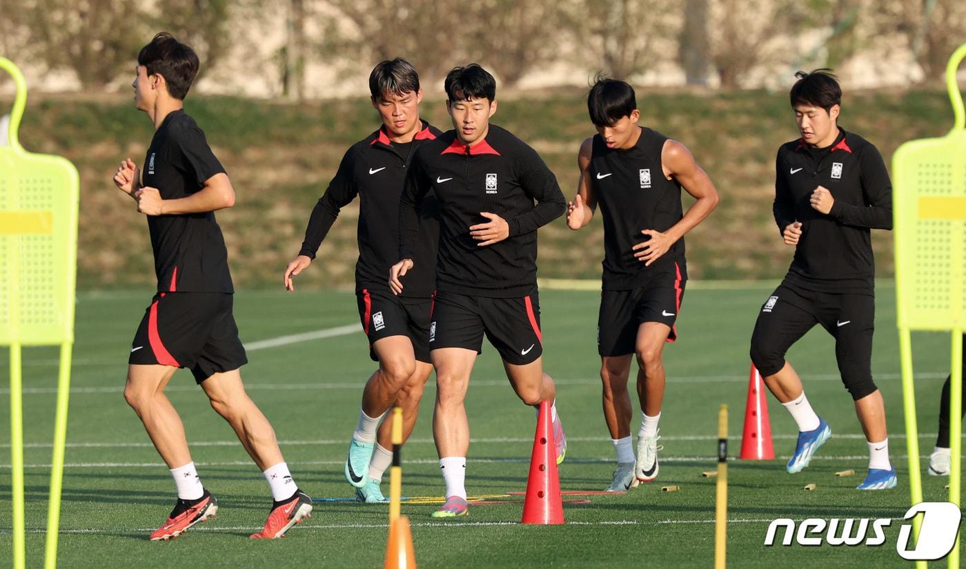 2023 아시아축구연맹&#40;AFC&#41; 카타르 아시안컵 호주와의 8강전을 앞둔 대한민국 축구대표팀 손흥민이 1일&#40;현지시간&#41; 카타르 도하 알 에글라 트레이닝 센터에서 훈련을 하고 있다. 2024.2.1/뉴스1 ⓒ News1 김성진 기자