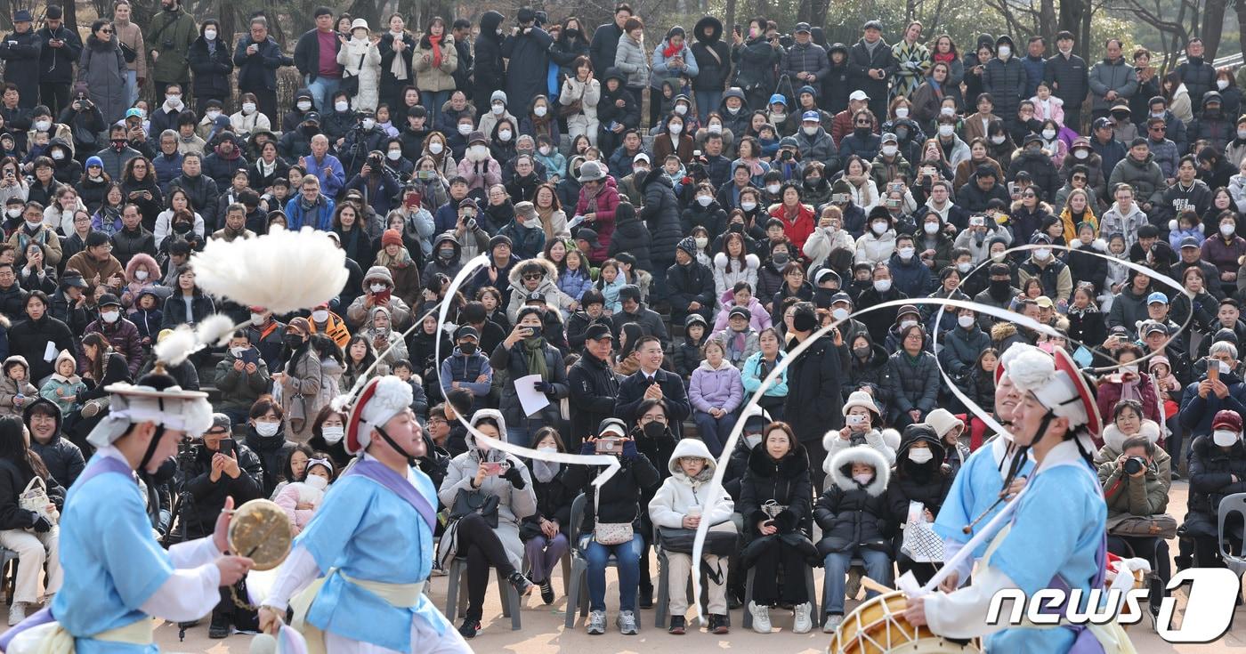 설날인 10일 서울 중구 남산골한옥마을에서 열린 ‘청룡이 복 나르샤’ 설축제에서 시민들이 풍물놀이를 즐기고 있다. 2024.2.10/뉴스1 ⓒ News1 신웅수 기자