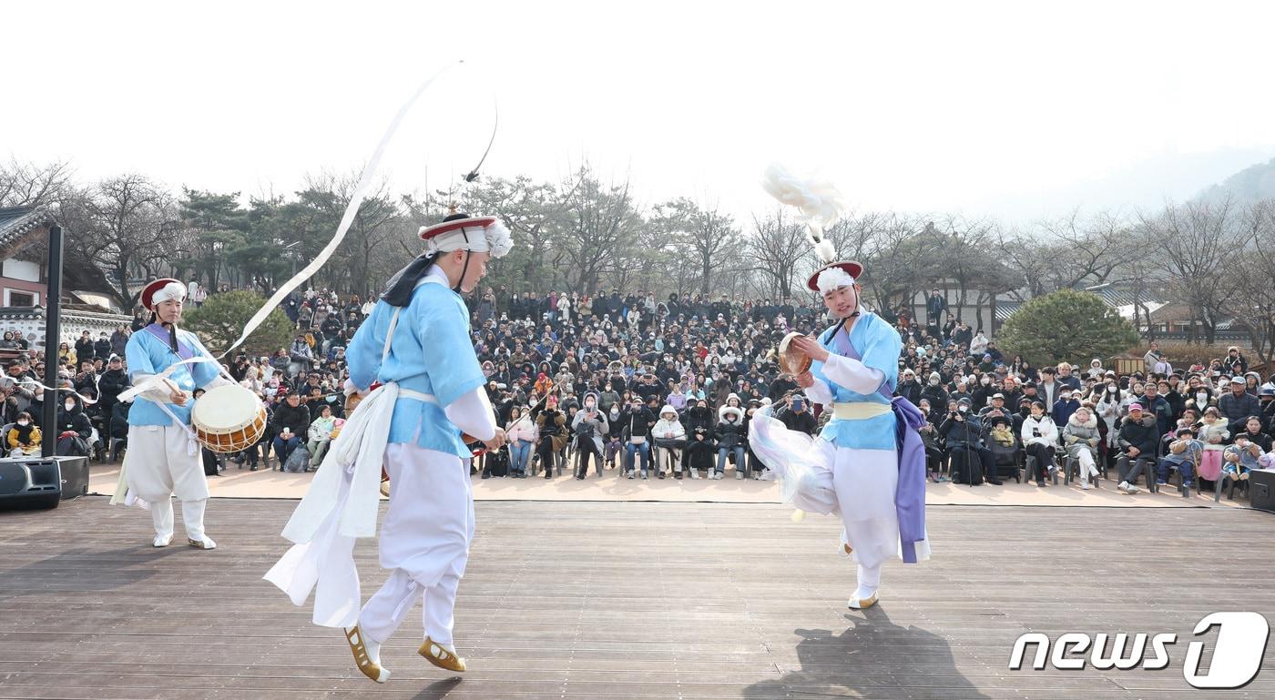 설날인 10일 서울 중구 남산골한옥마을에서 열린 ‘청룡이 복 나르샤’ 설축제에서 시민들이 풍물놀이를 즐기고 있다. 2024.2.10/뉴스1 ⓒ News1 신웅수 기자