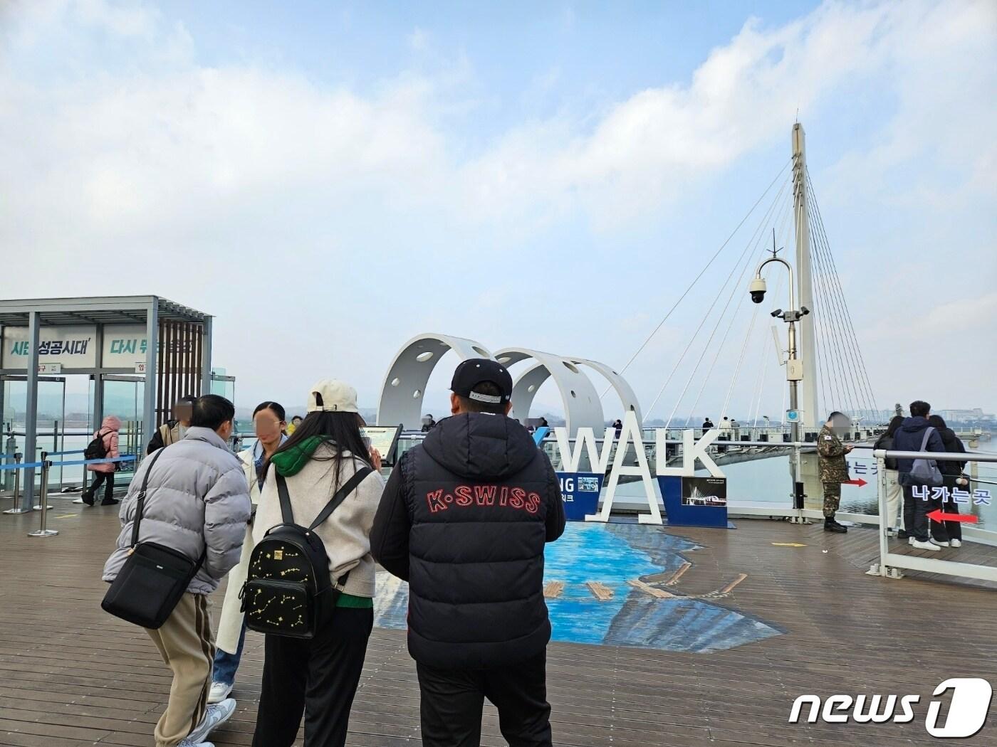 설날이자 토요일인 10일 강원 춘천 소양강스카이워크에  가족 단위 관광객들로 북적거렸다.2024.2.10 한귀섭 기자