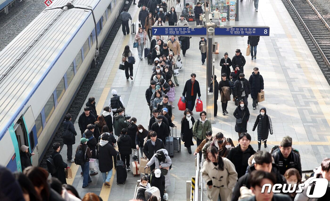 서울 중구 서울역에서 귀경객들이 분주히 이동하고 있다.&#40;사진은 기사 내용과 무관함&#41; / 뉴스1 ⓒ News1