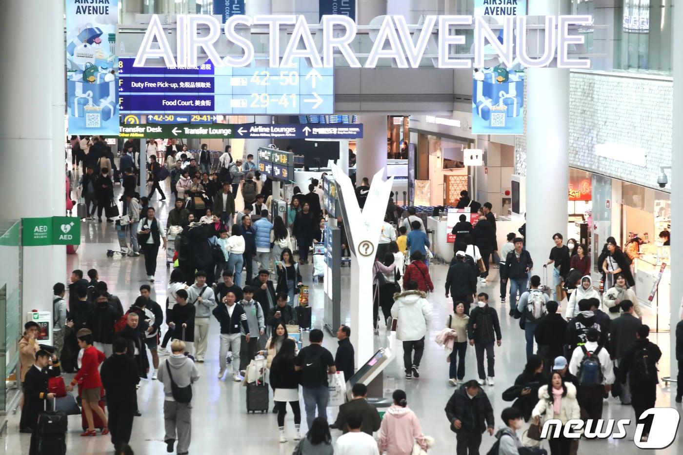 설 연휴 마지막 날인 12일 오전 인천국제공항 제1터미널 면세구역이 해외로 떠나는 여행객들로 붐비고 있다. 여행업계에 따르면 작년에 해외여행을 떠난 국민이 2천만 명을 넘어서며 주요 여행사 영업이익이 흑자로 돌아섰다. 2024.2.12/뉴스1 ⓒ News1 이광호 기자