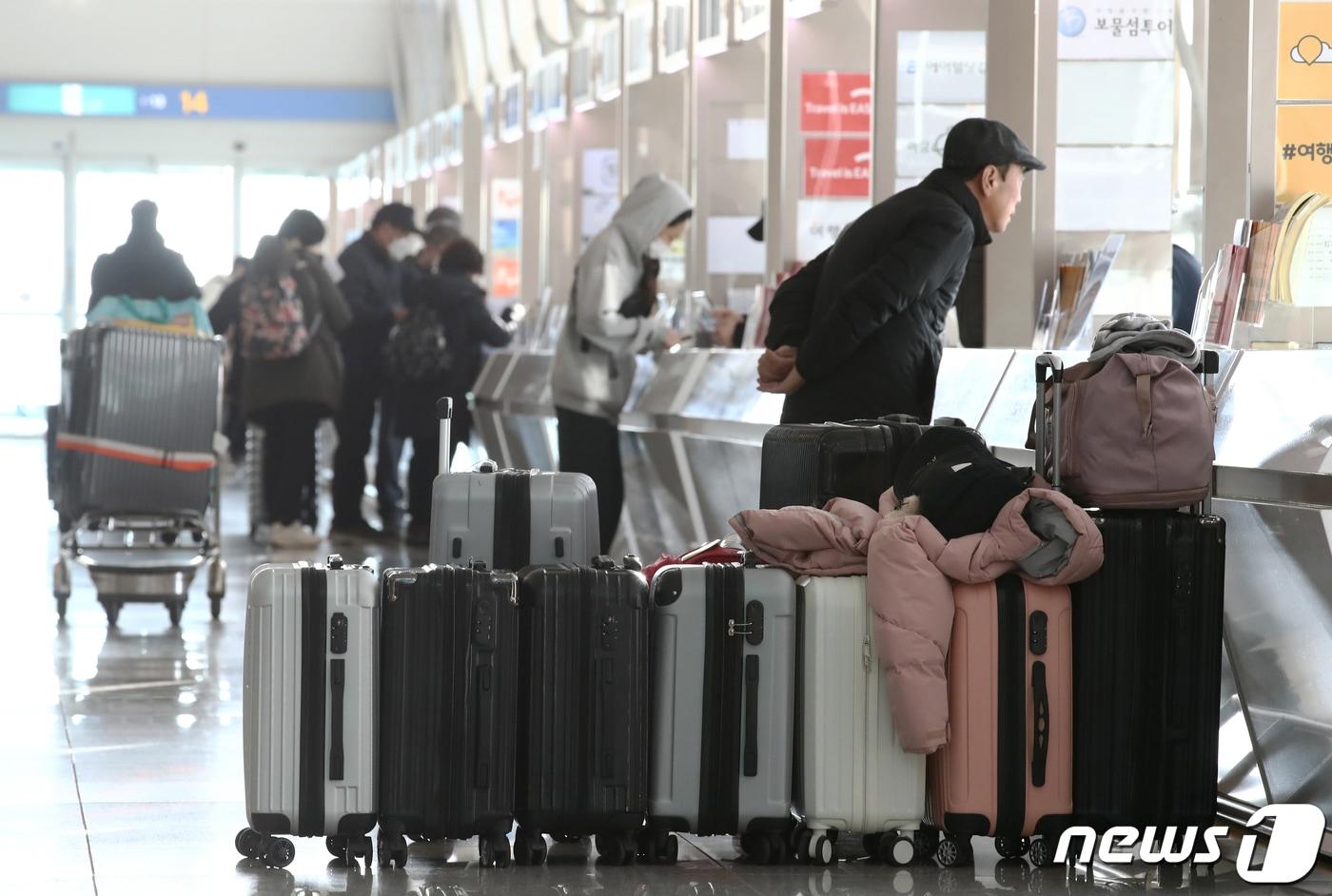 설 연휴 마지막 날인 12일 오전 인천국제공항 출국장 여행사 카운터 앞에 여행객들의 캐리어가 놓여져 있다 2024.2.12/뉴스1 ⓒ News1 이광호 기자