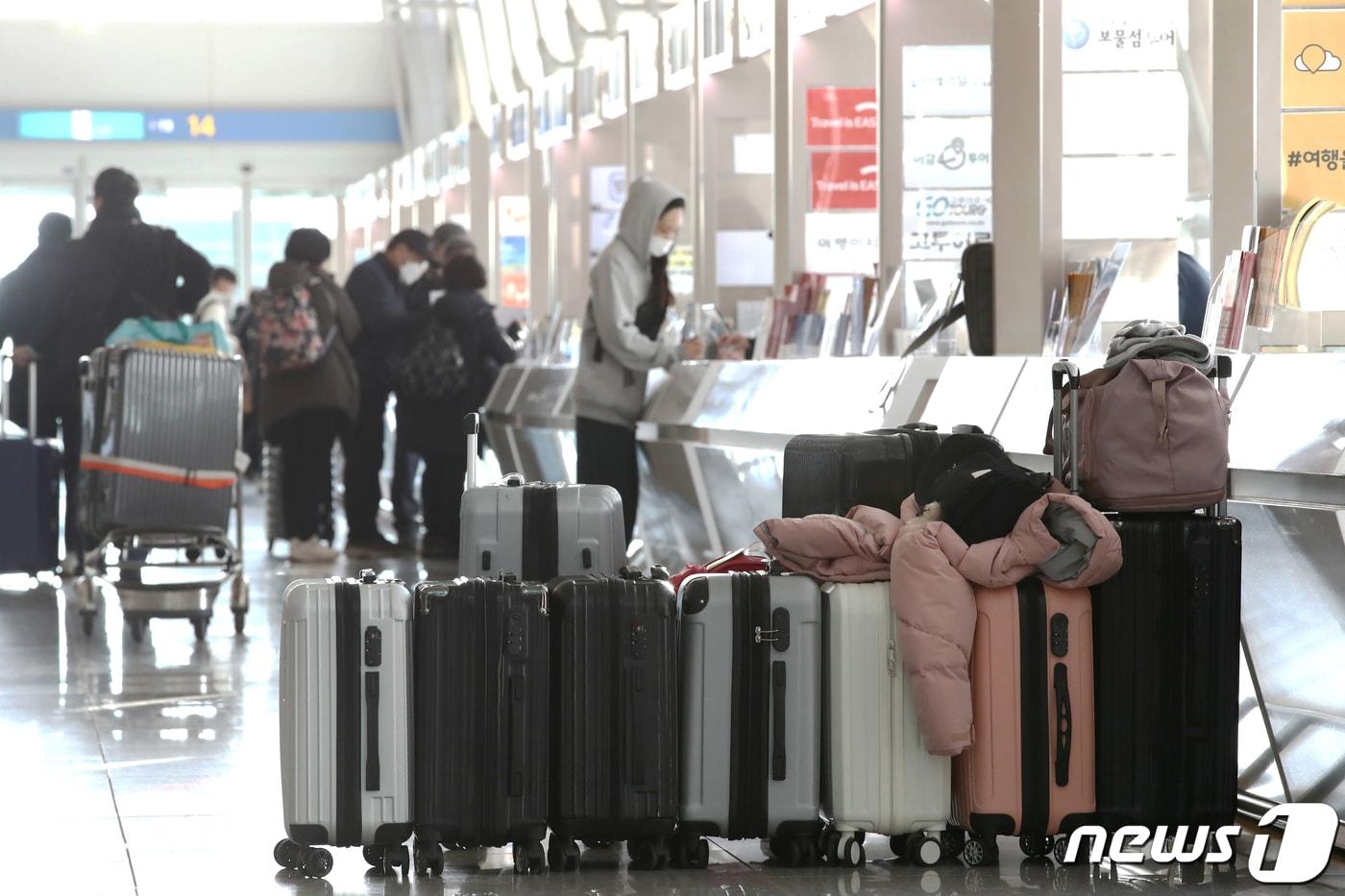 설 연휴 마지막 날인 12일 오전 인천국제공항 출국장 여행사 카운터 앞에 여행객들의 캐리어가 놓여져 있다. 여행업계에 따르면 작년에 해외여행을 떠난 국민이 2천만 명을 넘어서며 주요 여행사 영업이익이 흑자로 돌아섰다. 2024.2.12/뉴스1 ⓒ News1 이광호 기자