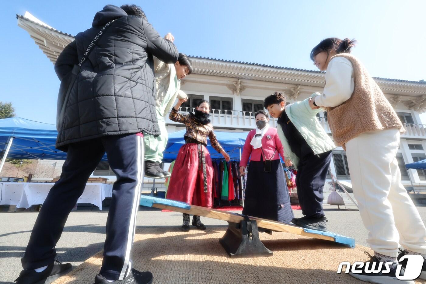 설 연휴 마지막 날인 12일 국립광주박물관에서 전통문화 체험행사가 열린가운데 한 가족이 널뛰기를 하고 있다. 2024.2.12/뉴스1 ⓒ News1 김태성 기자