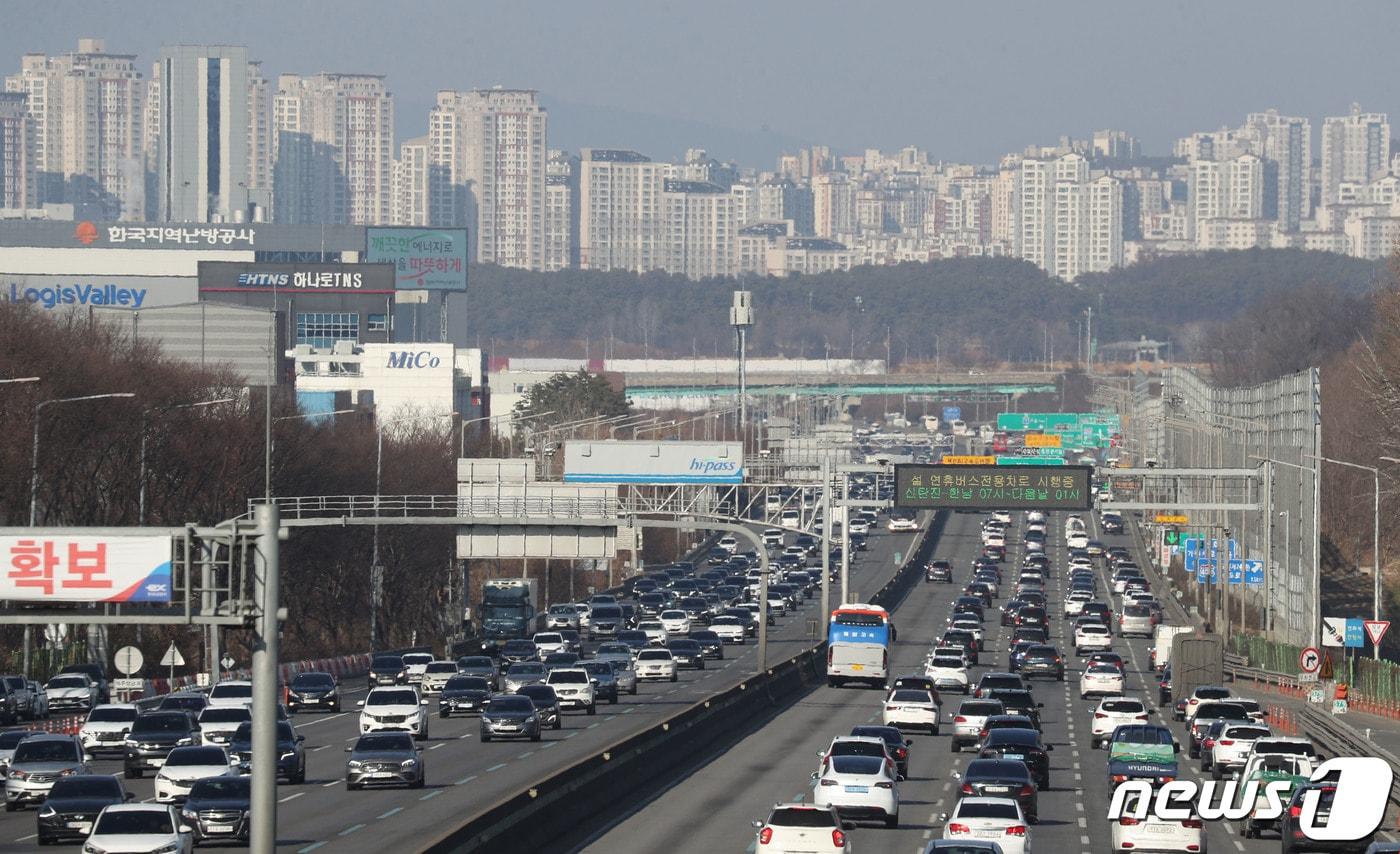 경부고속도로 오산IC 인근 상&#40;오른쪽&#41;, 하행선의 교통량이 많은 모습을 보이고 있다. 2024.2.12/뉴스1 ⓒ News1 김영운 기자