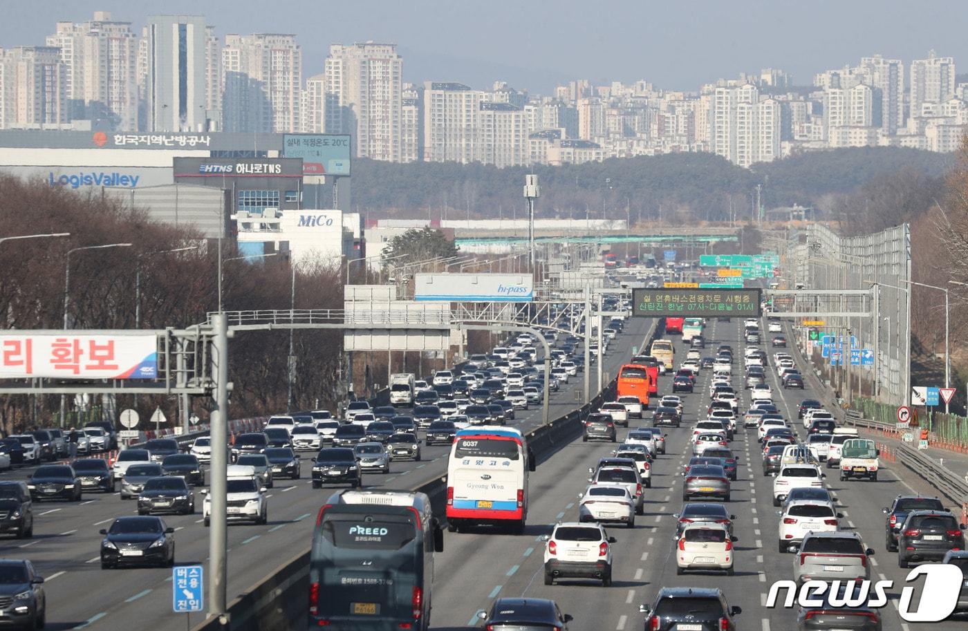 설 연휴 마지막 날인 12일 경기 오산시 경부고속도로 오산IC 인근 상&#40;오른쪽&#41;, 하행선의 교통량이 많은 모습을 보이고 있다. 2024.2.12/뉴스1 ⓒ News1 김영운 기자