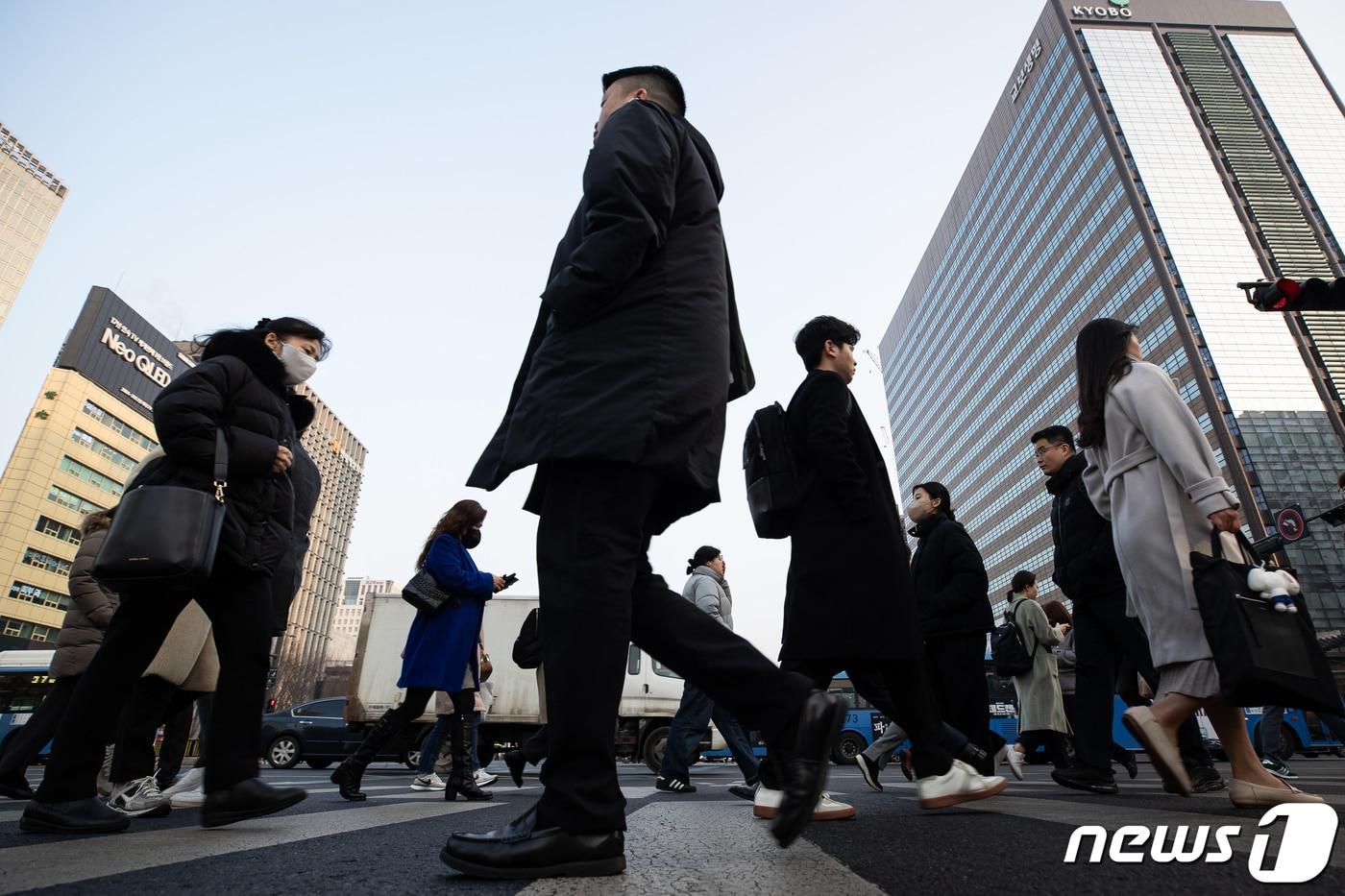 13일 서울 세종대로사거리에서 설 연휴를 마친 직장인들이 출근길 발걸음을 옮기고 있다. 2024.2.13/뉴스1 ⓒ News1 유승관 기자