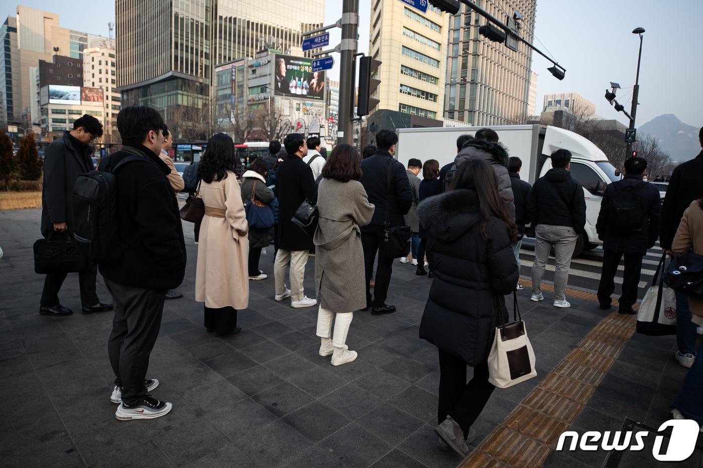 서울 세종대로사거리에서 직장인들이 출근을 위해 횡단보도 신호를 기다리고 있다. /뉴스1 ⓒ News1 유승관 기자