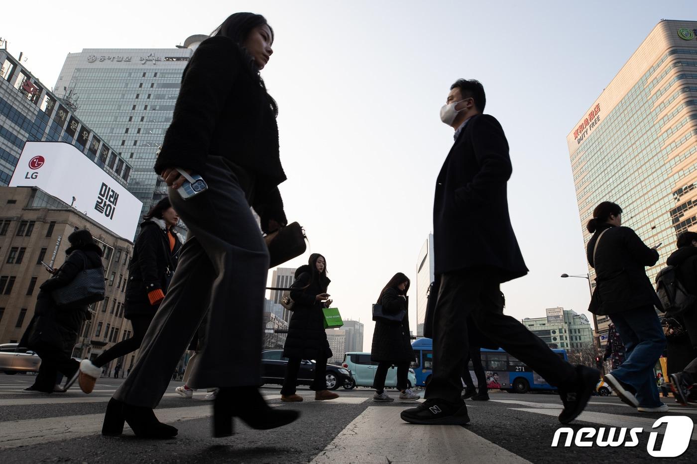 서울 세종대로사거리에서 직장인들이 출근길 발걸음을 옮기고 있다. ⓒ News1 유승관 기자