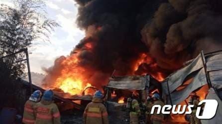 13일 오전 5시57분쯤 전남 담양군 월산면의 한 비닐제조 공장에서 불이 나 소방당국이 진화작업을 하고 있다.&#40;전남 담양소방 제공&#41;2024.2.13/뉴스1 