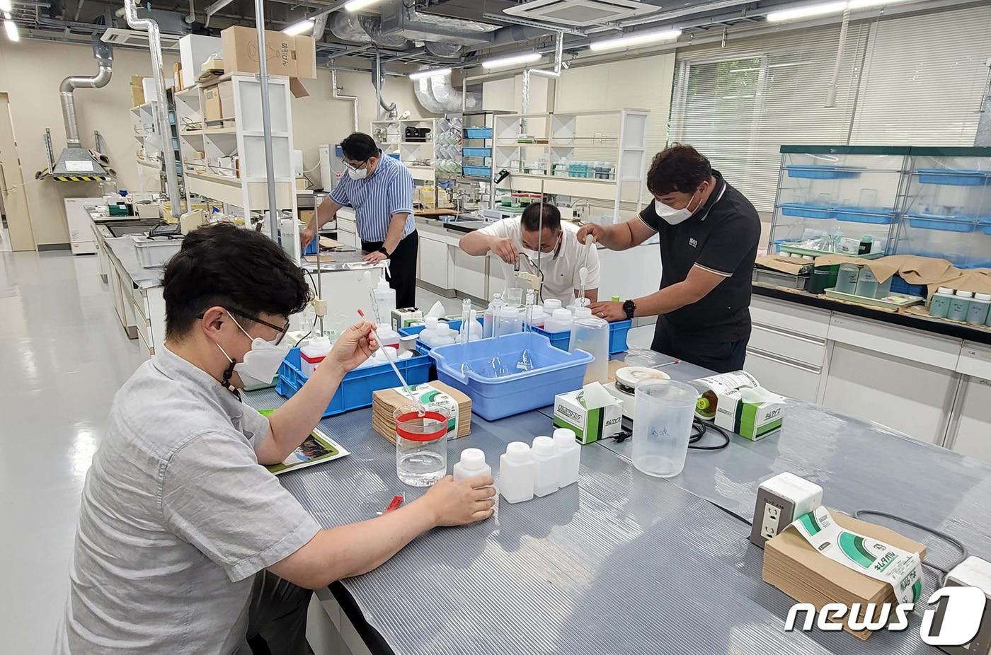 영진전문대 정밀기계공학과 1기 학생들이 지난 2022년 일본 도쿄에서 선진 금형기술 연수에 참여한 모습. &#40;영진전문대 제공&#41;