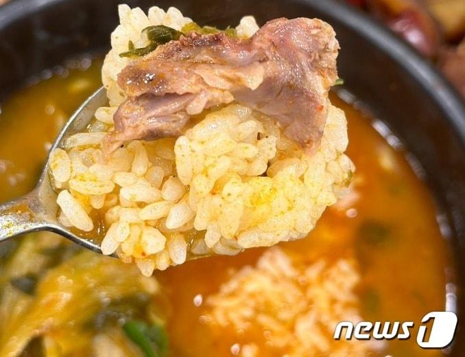  추운 날씨속에 설날 교통정리에 나선 경찰관을 본 시민이 &#34;수고가 많다&#34;며 해장국값을 대신 내준 훈훈한 미담이 춘천에서 있었다. &#40;사진은 기사 내용과 무관함&#41; / 뉴스1 ⓒ News1 DB