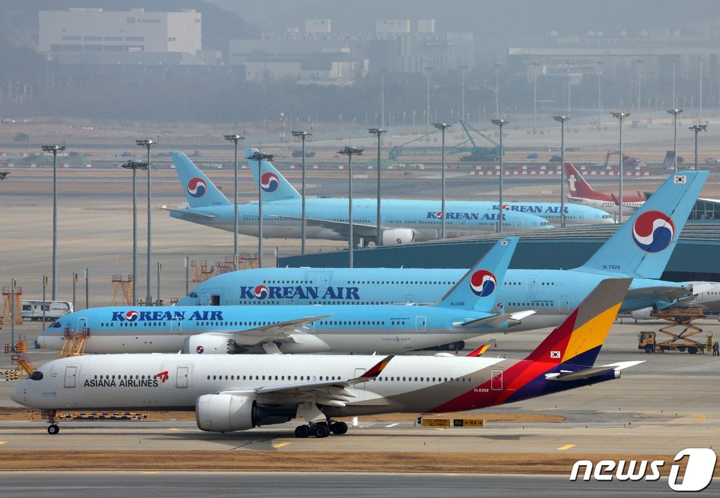 인천국제공항 활주로에서 아시아나항공 항공기가 대한항공 항공기 앞을 지나고 있다.  2024.2.13/뉴스1 ⓒ News1 박정호 기자