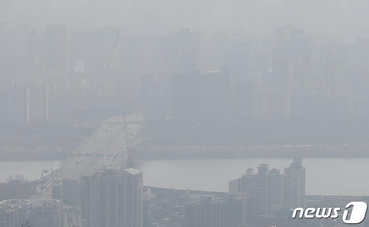 초미세먼지 농도가 나쁨 수준을 보인 13일 오전 서울 용산구 남산타워에서 바라본 도심이 뿌옇게 보이고 있다. 2024.2.13/뉴스1 ⓒ News1 김민지 기자