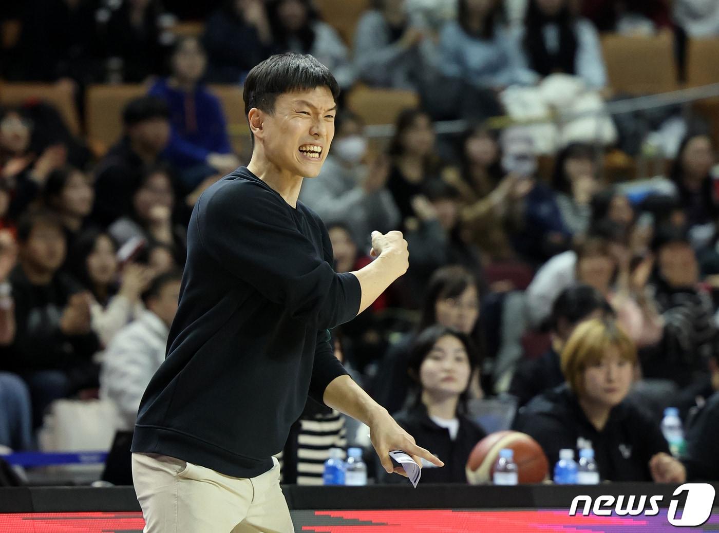 13일 오후 서울 송파구 잠실실내체육관에서 열린 2023-2024 정관장 프로농구 서울 삼성 썬더스와 안양 정관장 레드부스터스의 경기, 1쿼터 서울 삼성 김효범 감독대행이 선수들에게 작전을 지시하고 있다. 2024.2.13/뉴스1 ⓒ News1 김진환 기자