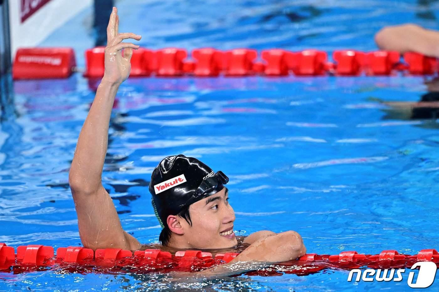 황선우가 13일 오후&#40;현지시간&#41; 카타르 도하 어스파이어돔에서 열린 2024 세계수영선수권대회 경영 남자 자유형 200m 결승에서 우승을 확정짓자 환호하고 있다. ⓒ AFP=뉴스1 ⓒ News1 안은나 기자