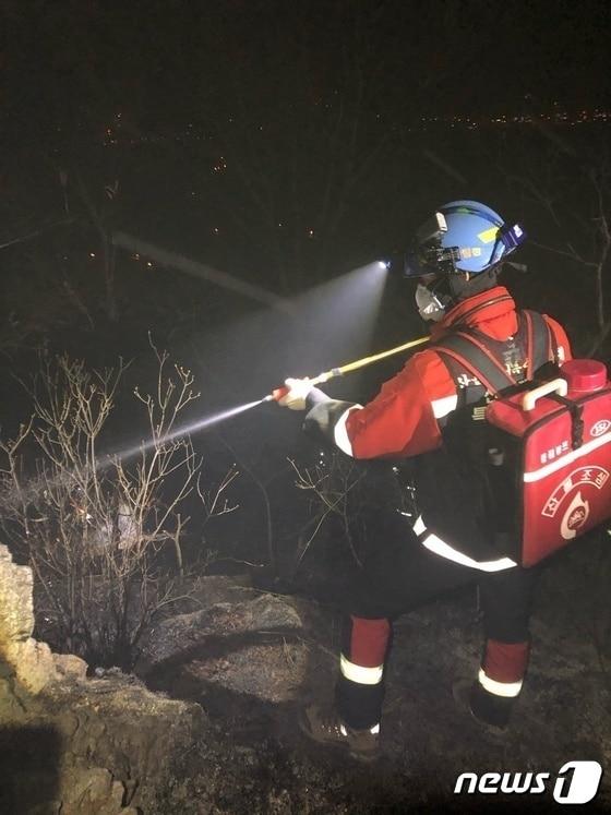 산불재난특수진화대 야간 산불 진화 모습