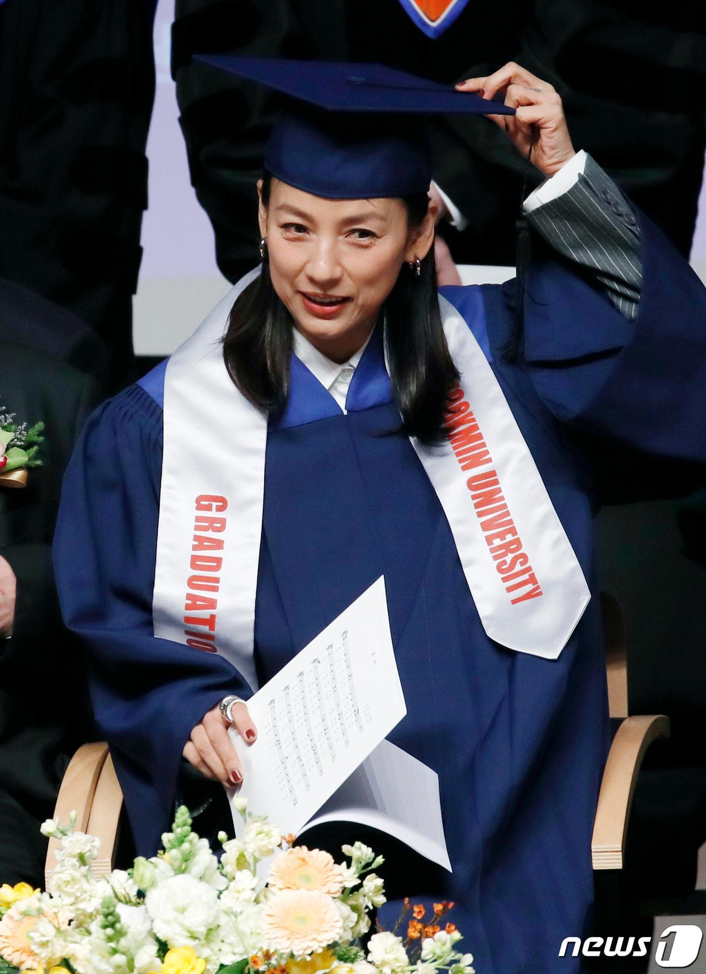 가수 이효리가 14일 서울 성북구 국민대학교에서 열린 &#39;2023학년도 학위수여식&#39;에 후배들의 졸업을 축하하기 위해 의자에 앉아 있다. 이효리는 국민대학교 공연예술학부 연극연화전공 98학번으로 지난해 9월 국민대 축제에 깜짝 방문한 바 있다. 2024.2.14./뉴스1 ⓒ News1 권현진 기자