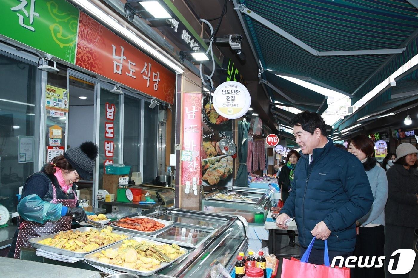 서울 관악구 전통시장을 방문해 상인들과 인사하는 박준희 구청장.&#40;관악구청 제공&#41;