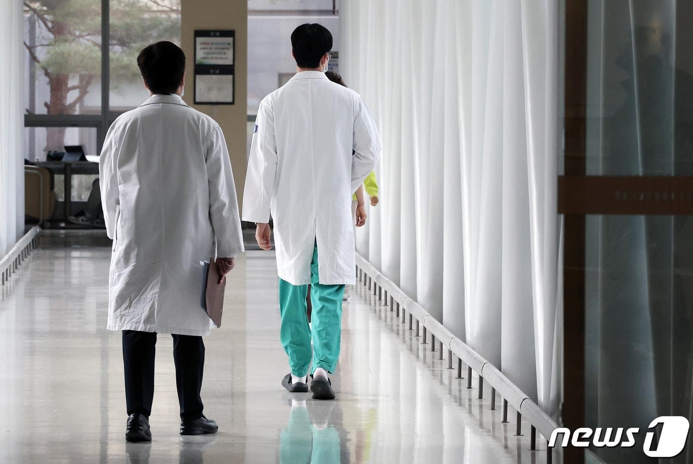 1서울의 한 대형 종합병원에서 의료진이 발걸음을 옮기고 있다. ⓒ News1 