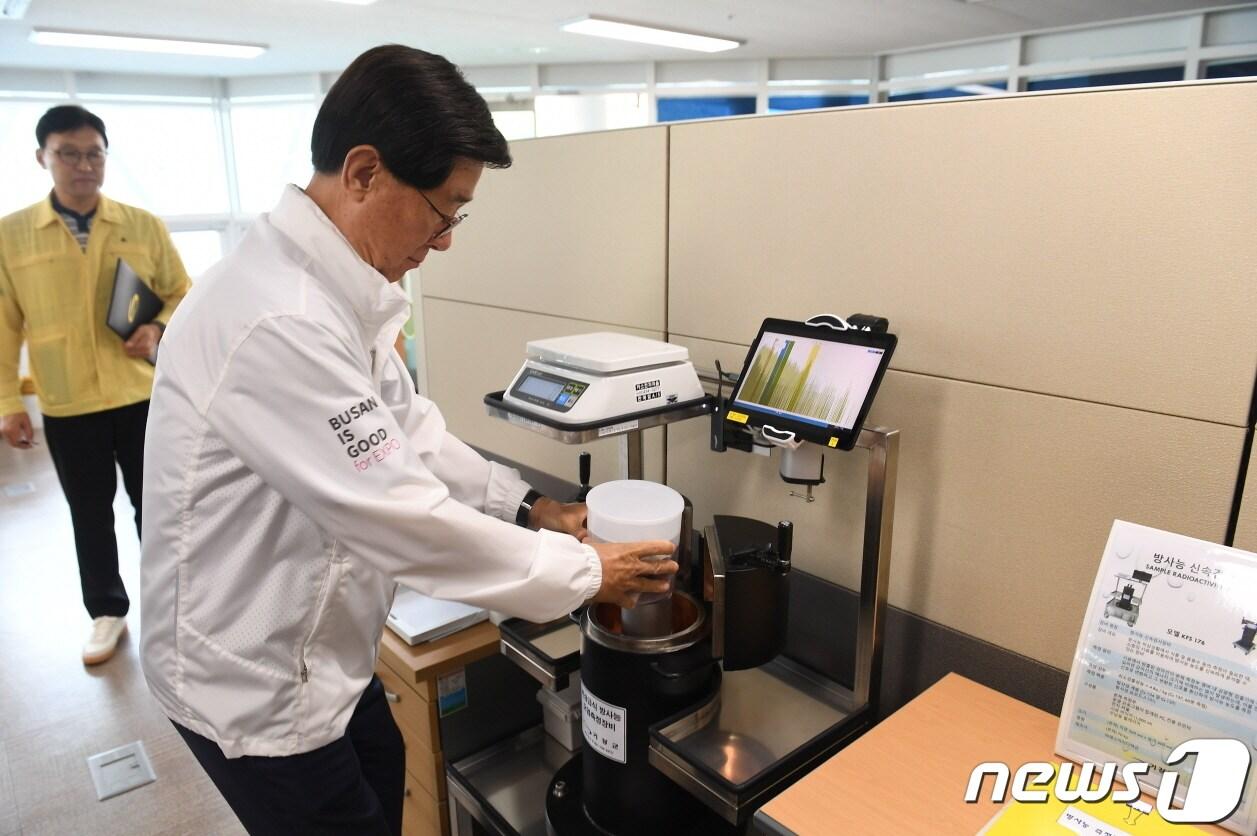 정종복 기장군수가 기장수협에서 방사능 측정장비 시연을 하고 있다&#40;기장군청 제공&#41;