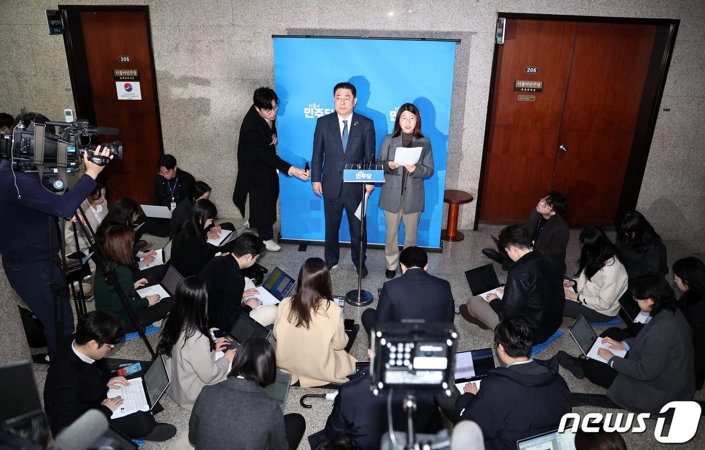 더불어민주당 중앙당공직선서후보자추천관리위원회 김병기 간사와 박희정 대변인이 15일 오전 서울 여의도 국회에서 4·10 총선 공천 3차 심사결과를 발표하고 있다. 2024.2.15/뉴스1 ⓒ News1 구윤성 기자