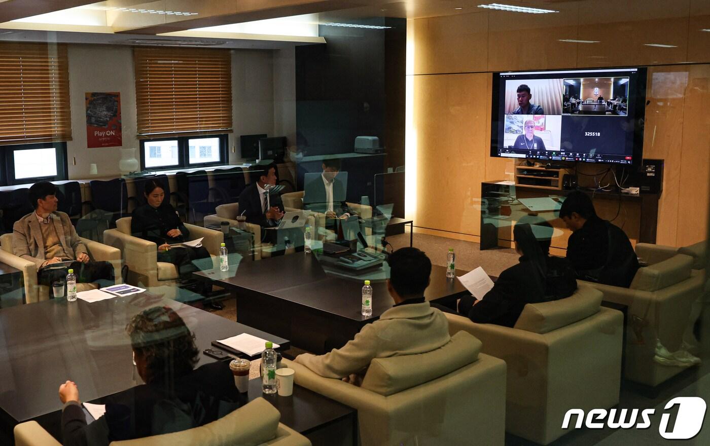 위르겐 클린스만 대한민국 축구대표팀 감독이 15일 오전 서울 종로구 축구회관에서 열린 2024년 제1차 전력강화위원회에 화상으로 참여하고 있다. 이 회의에는 마이클 뮐러 전력강화위원장과 위르겐 클린스만 한국 축구대표팀 감독, 그리고 전력강화위원 7명이 참석해 클린스만호가 아시안컵에서 보여준 경기력과 대회 준비 과정 등을 되짚어봤다. 강화위에서 &#39;클린스만 결질 불가피&#39; 쪽으로  분위기가 형성된 것으로 알려졌다. &#40;공동취재&#41; 2024.2.13/뉴스1 ⓒ News1 김진환 기자