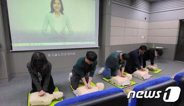 광주 남부소방서가 빛고을노인건강타운과 연계해 &#39;빛고을노인건강타운 자율구급단&#39;을 운영하고 있다. 사진은 심폐소생술 교육 중인 모습.&#40;광주 남부소방 제공&#41;2024.2.15/뉴스1