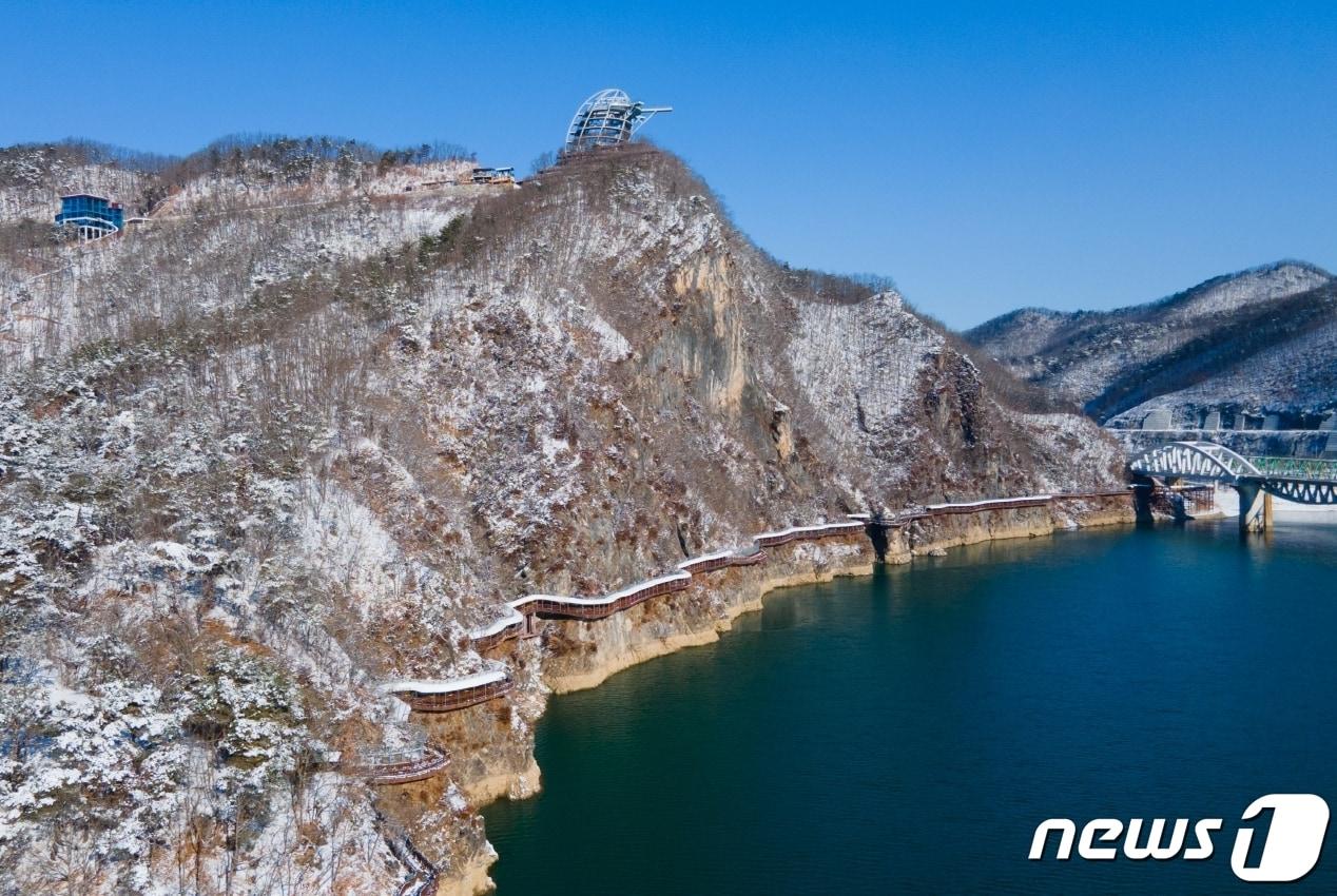 단양강 잔도 설경. 산 위로는 만천하스카이가 보인다.&#40;단양군 제공&#41;.2024/2.15/뉴스1